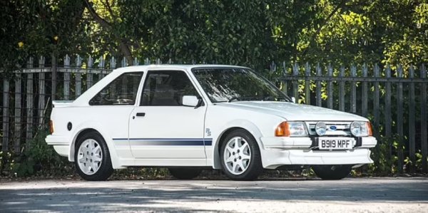 Escort RS Turbo на Ford се роди по време на ерата на &bdquo;хомологацията&ldquo;, и запази най-добрите характеристики от XR3i и RS1600i, на които е базиран.
Добавянето на турбокомпресор Garrett T3 увеличи мощността на 1,6-литровия двигател до 132 к.с., достатъчни за максимална скорост от 200 км в час. Промените в стила включваха уникални алуминиеви джанти RS със седем спици и по-агресивен бодикит с аеродинамични добавки. Първоначално Ford планираше да направи 5000 RS Turbo - минималното изискване за хомологация към състезателните правила на група А. Общо 8604 обаче бяха пуснати поради огромното търсене. И почти всички бяха завършени в "диамантено бяло". Тези коли сега са невероятно купувани, така че Escort RS Turbo Series 1 безспорно е колекционерски хит.
Класическите предимства са донякъде помрачени от рекордната цена, платена за най-известния от тях. Черен S1, каран от принцеса Даяна, беше продаден за умопомрачителните 755 000 евро през август 2022 година.

